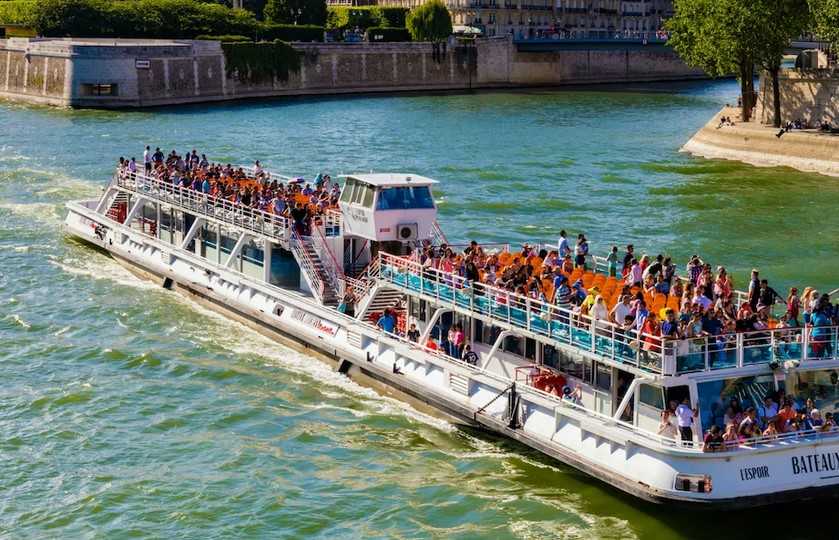 seine river cruise by bateaux mouches