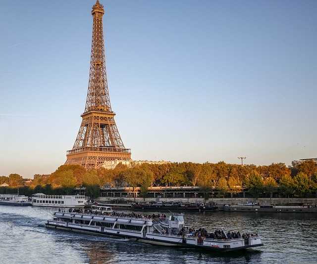 Sightseeings cruises on the Seine river in Paris