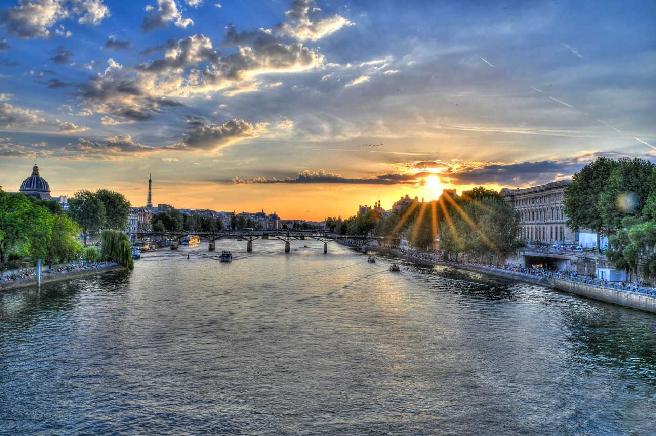 Paris hop-on hop-off bus and river cruise - Tickets, Price and more!