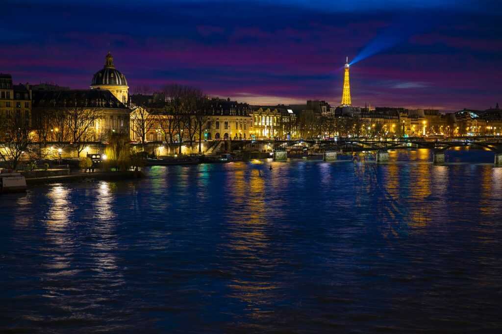 Where do river cruise ships dock in Paris