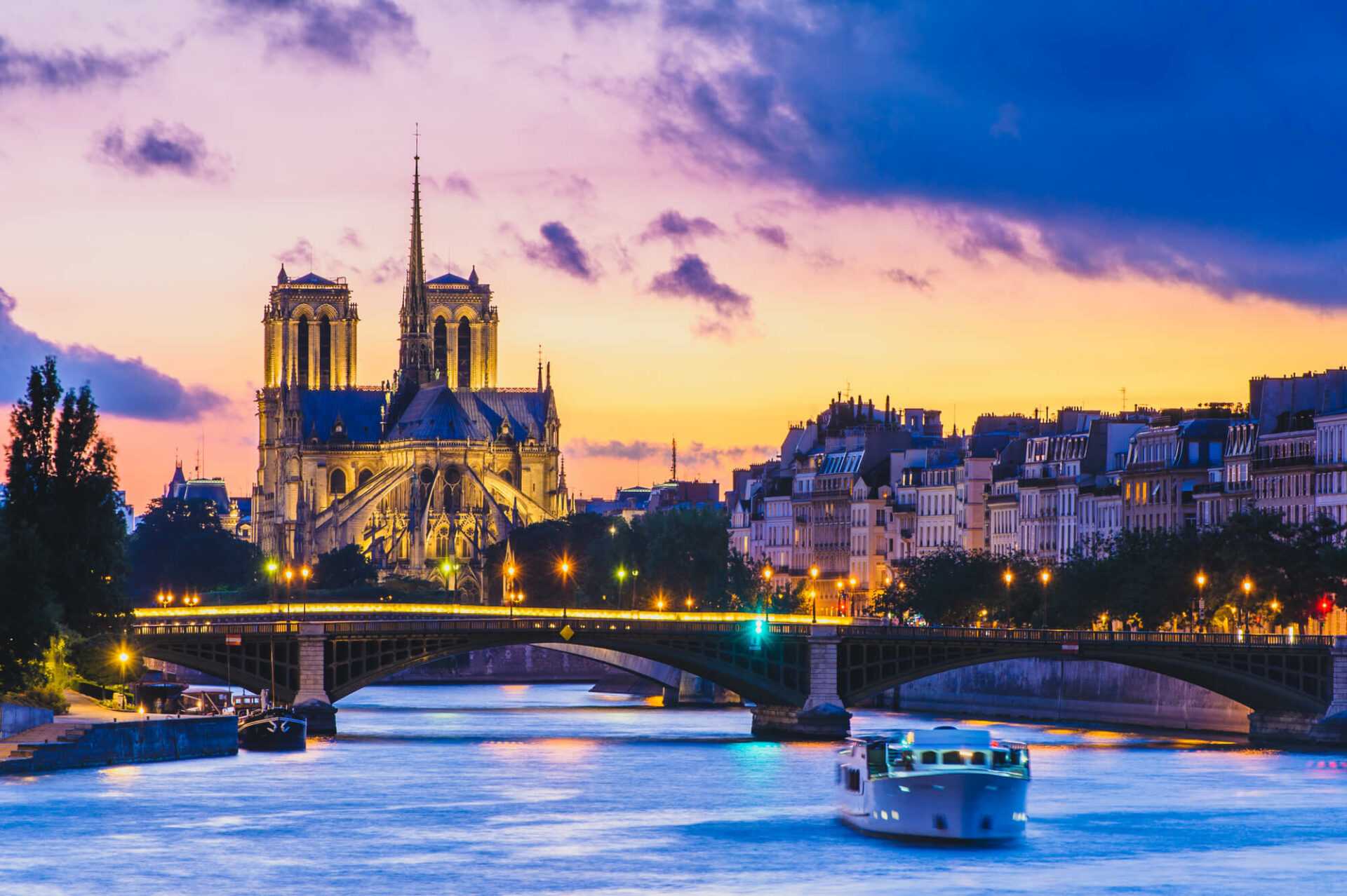 Seine River Dinner Cruise in Paris - This is what you need to know!