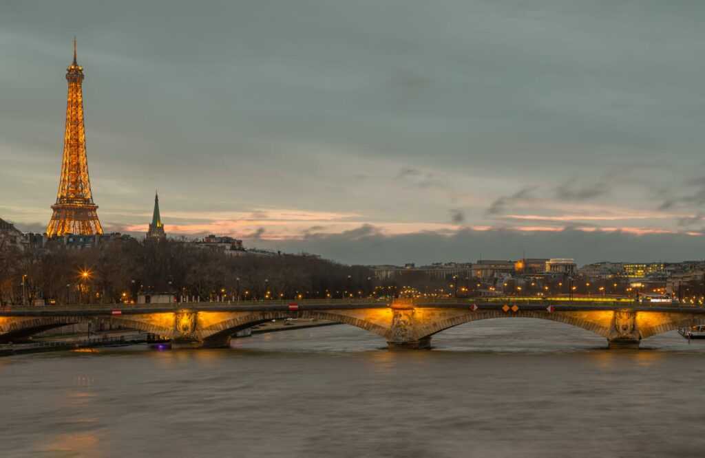 Seine Cruise from the Eiffel Tower - All about the most popular cruise in Paris