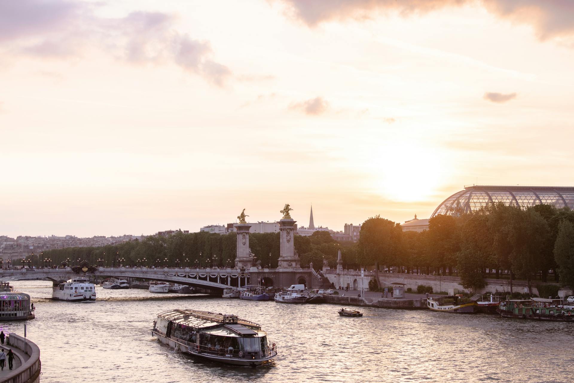 Best Seine River Cruise Options for Vegetarians
